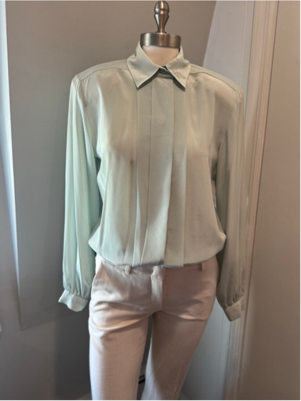 Vintage Anne Klein Women's delicate Mint Green Blouse with Shoulder Pads Size 8